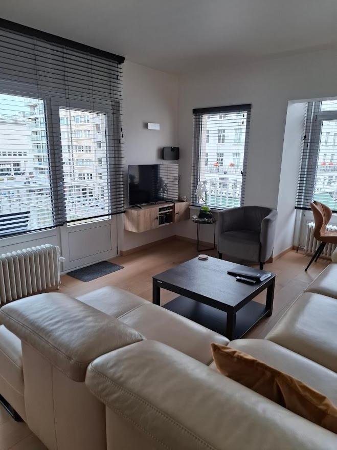 Lichtrijk En Comfortabel Hoekappartement Met Gratis Parking En Zeer Centraal Gelegen - Comme Chez Soi Ostende Exterior foto