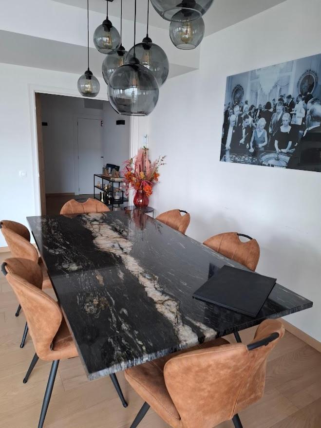 Lichtrijk En Comfortabel Hoekappartement Met Gratis Parking En Zeer Centraal Gelegen - Comme Chez Soi Ostende Exterior foto